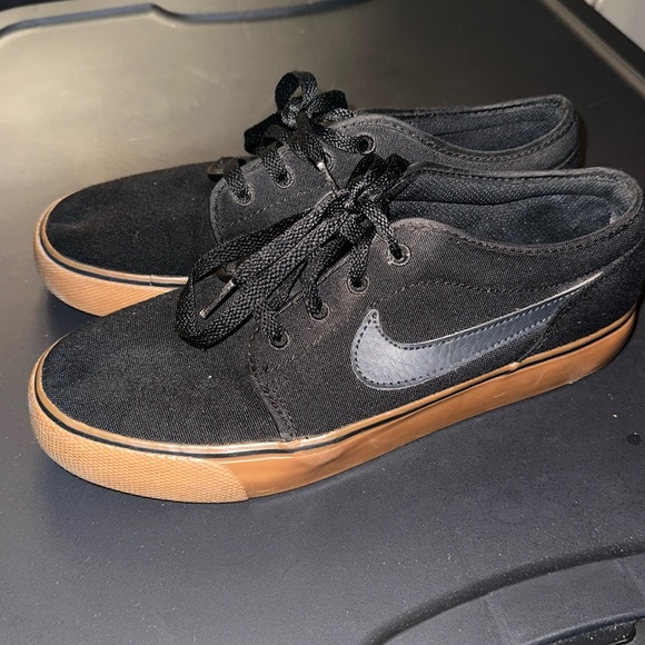 Nike youth shoes size 7 - Picture 4 of 6